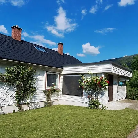 Quiet Fjord House In Utvik With Panoramic Views, Spacious And Private Stryn